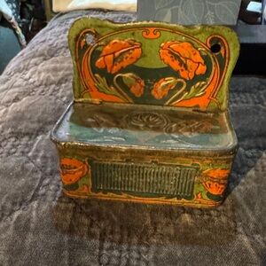 Decorative tin, hinged collectible tin dating from the early 1900’s.